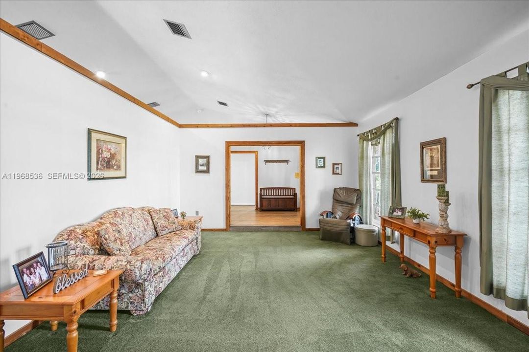 Vendido Recientemente: $925,000 (4 camas, 3 baños, 3009 Pies cuadrados)