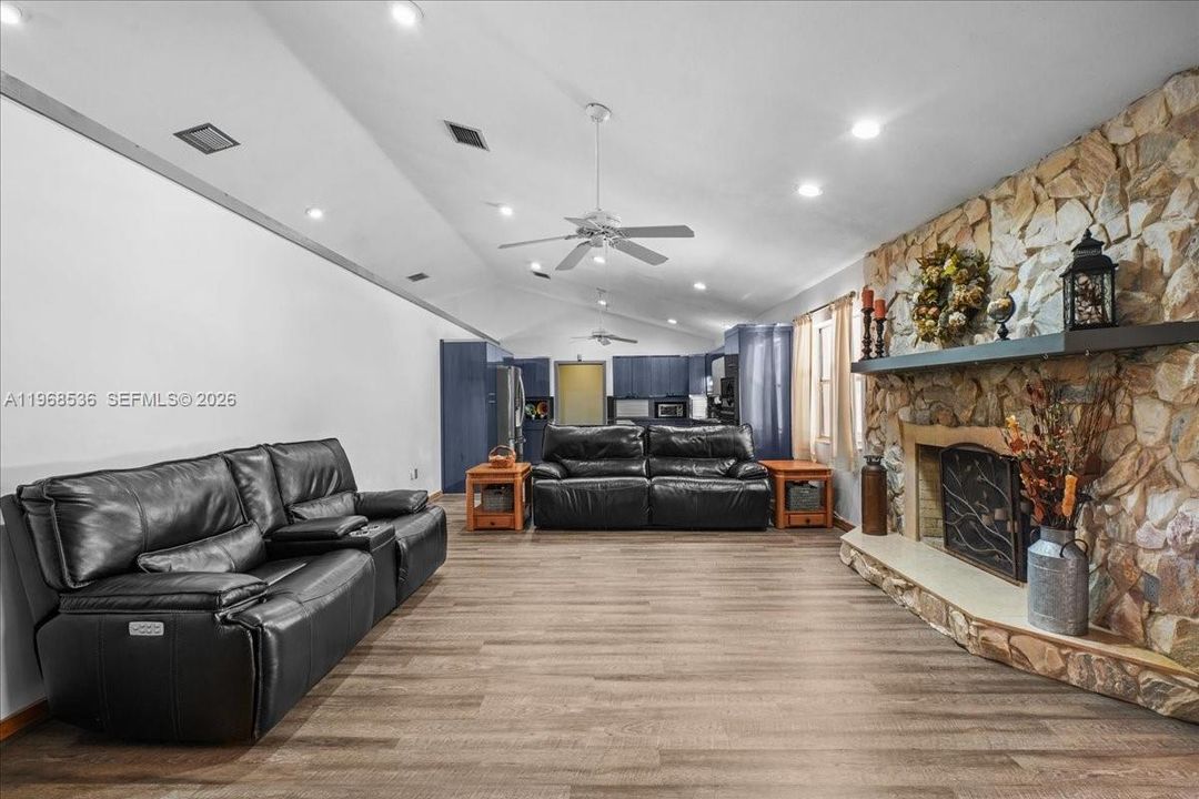 Vendido Recientemente: $925,000 (4 camas, 3 baños, 3009 Pies cuadrados)