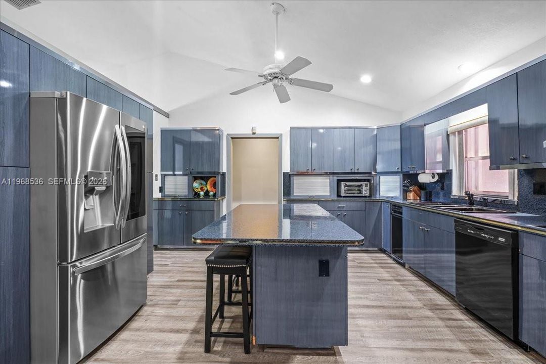 Vendido Recientemente: $925,000 (4 camas, 3 baños, 3009 Pies cuadrados)