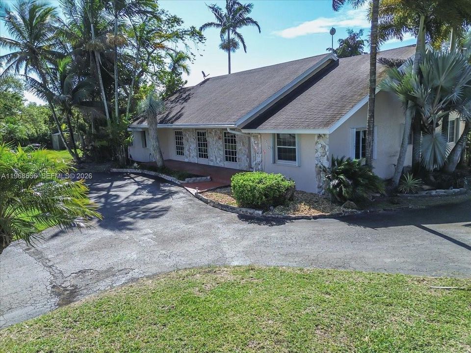 Vendido Recientemente: $925,000 (4 camas, 3 baños, 3009 Pies cuadrados)