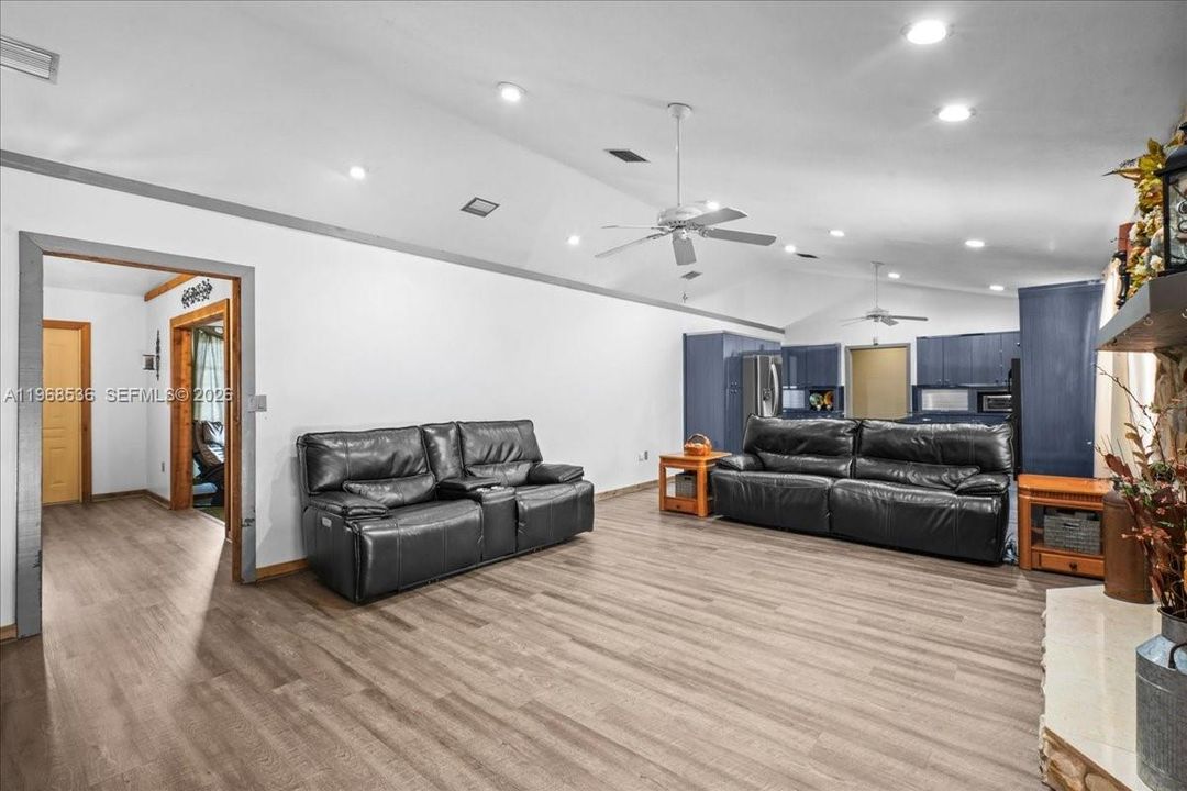 Vendido Recientemente: $925,000 (4 camas, 3 baños, 3009 Pies cuadrados)