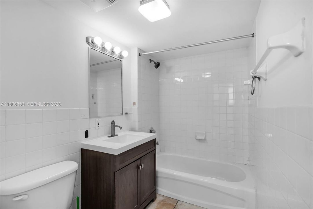 待售: $275,000 (2 贝兹, 2 浴室, 882 平方英尺)