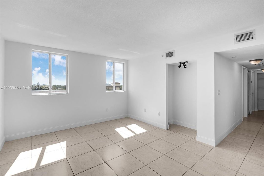 待售: $275,000 (2 贝兹, 2 浴室, 882 平方英尺)