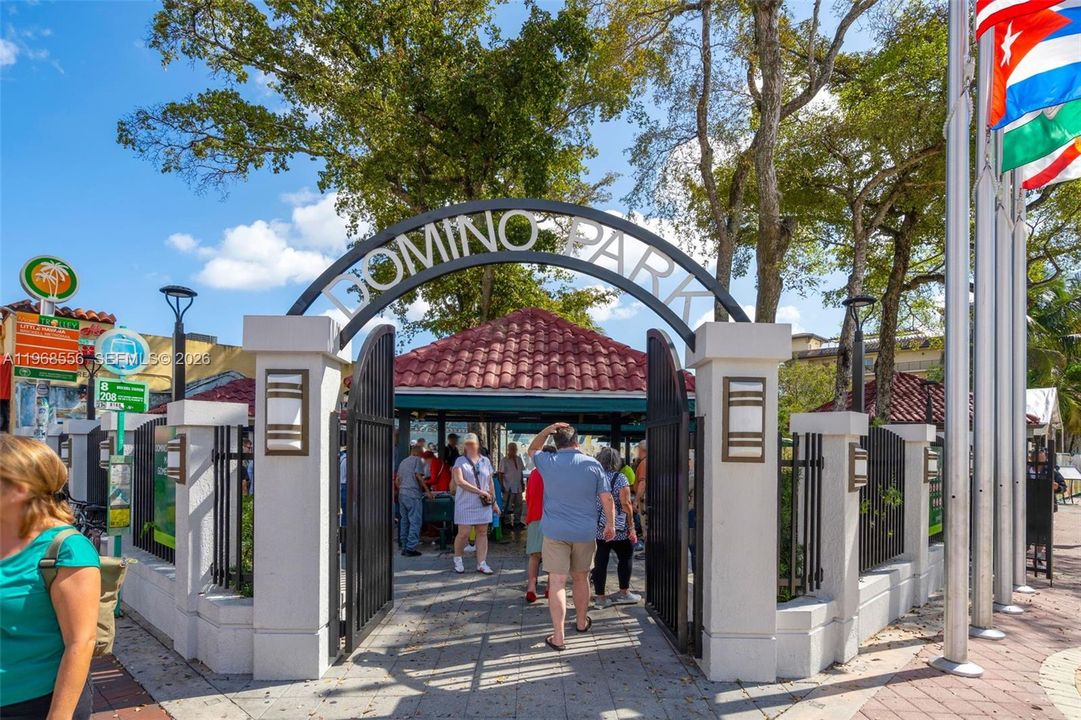 待售: $275,000 (2 贝兹, 2 浴室, 882 平方英尺)