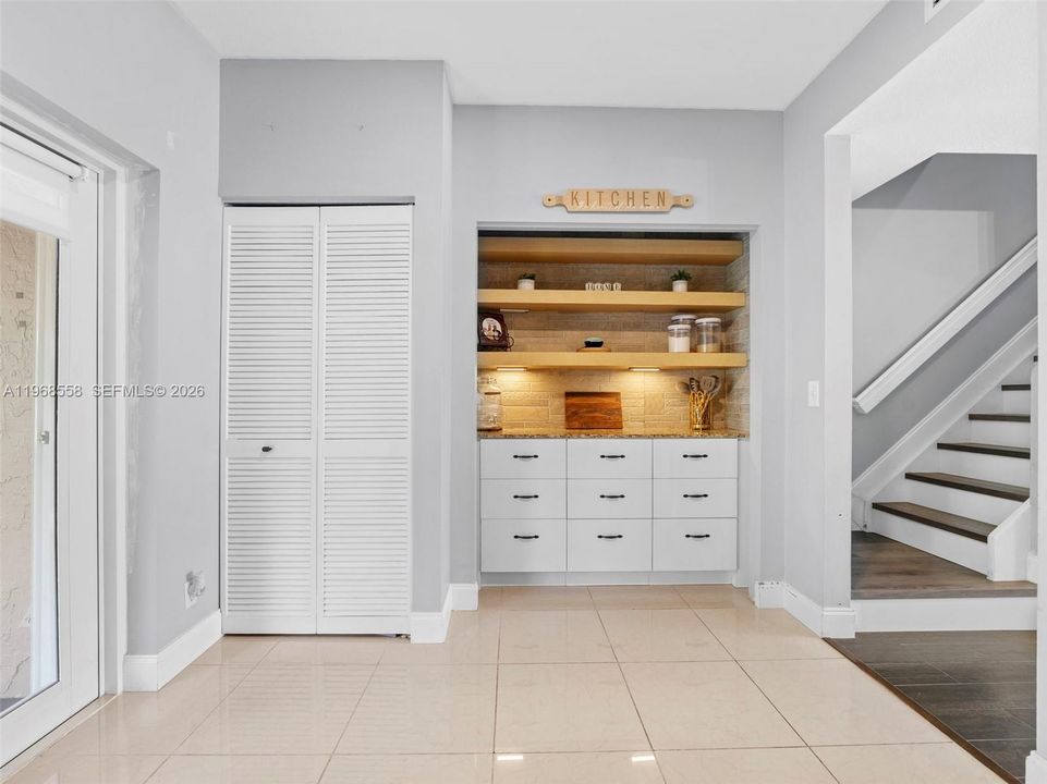 Под контрактом: $309,999 (2 спален, 1 ванн, 1110 Квадратных фут)