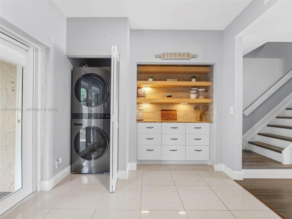 Под контрактом: $309,999 (2 спален, 1 ванн, 1110 Квадратных фут)