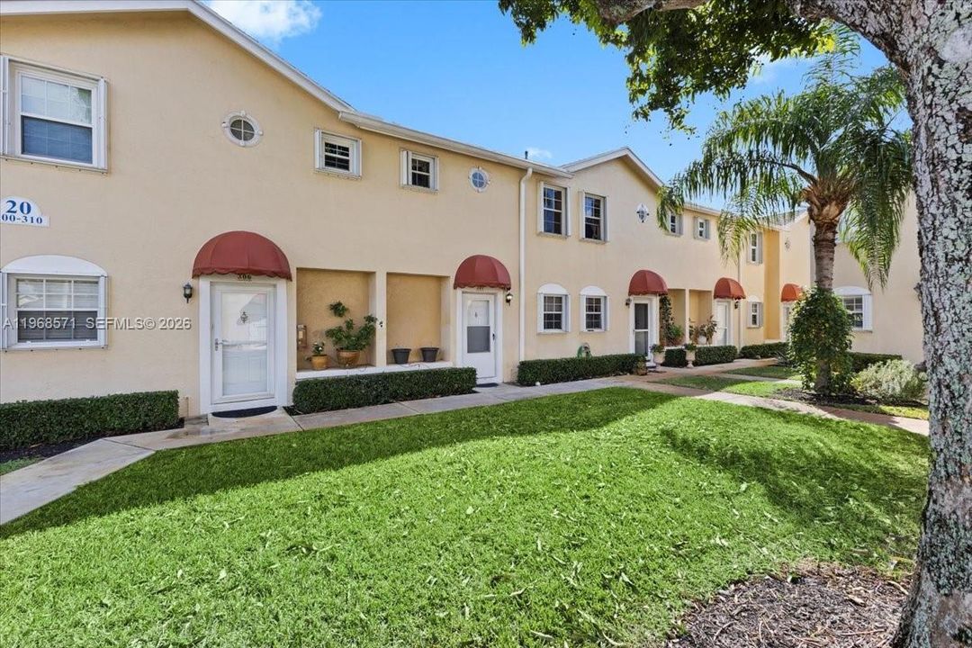 For Sale: $250,000 (2 beds, 2 baths, 1128 Square Feet)