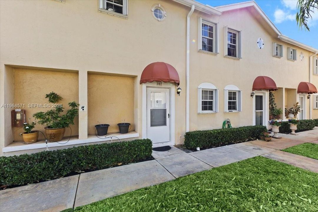 For Sale: $250,000 (2 beds, 2 baths, 1128 Square Feet)