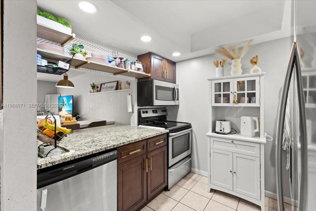 For Sale: $250,000 (2 beds, 2 baths, 1128 Square Feet)