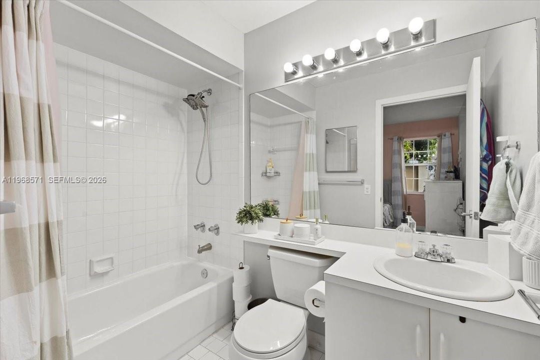 For Sale: $250,000 (2 beds, 2 baths, 1128 Square Feet)