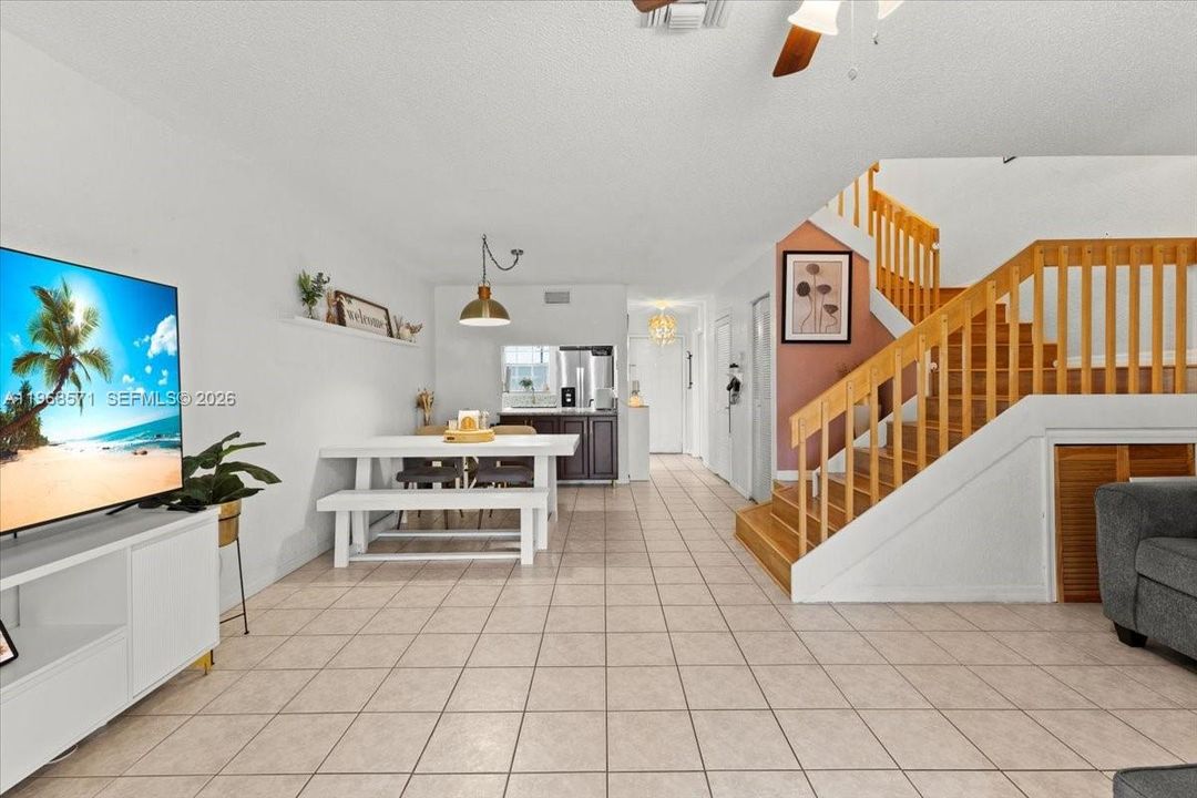 For Sale: $250,000 (2 beds, 2 baths, 1128 Square Feet)