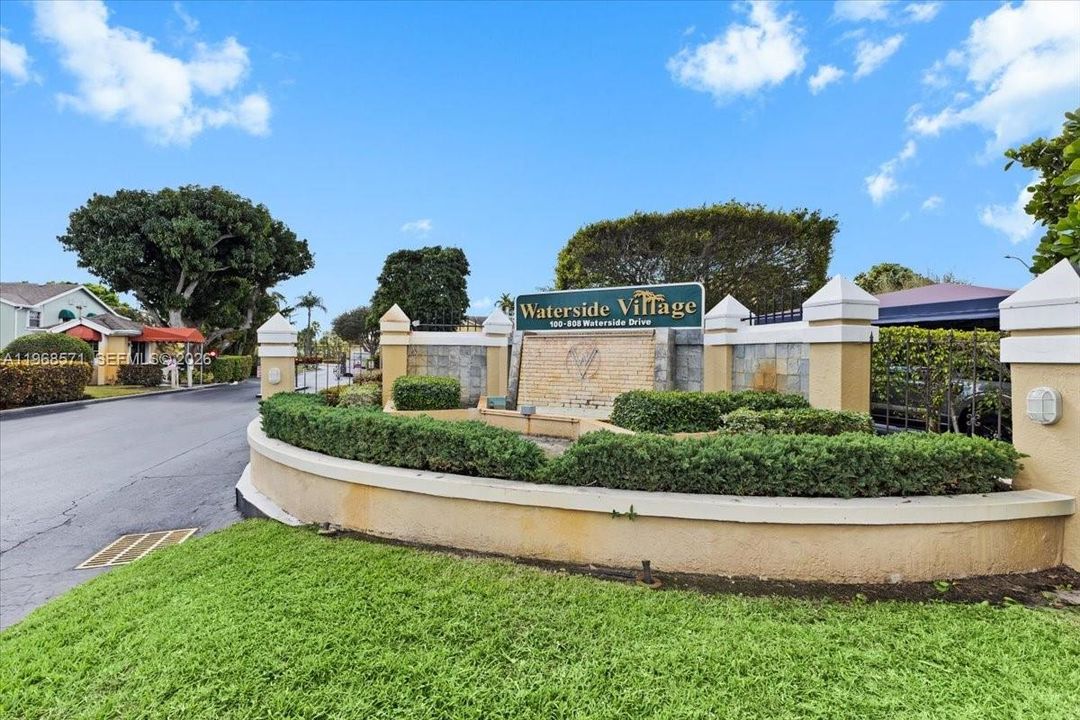 For Sale: $250,000 (2 beds, 2 baths, 1128 Square Feet)