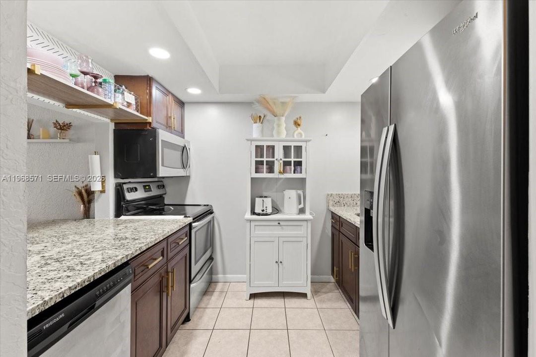 For Sale: $250,000 (2 beds, 2 baths, 1128 Square Feet)