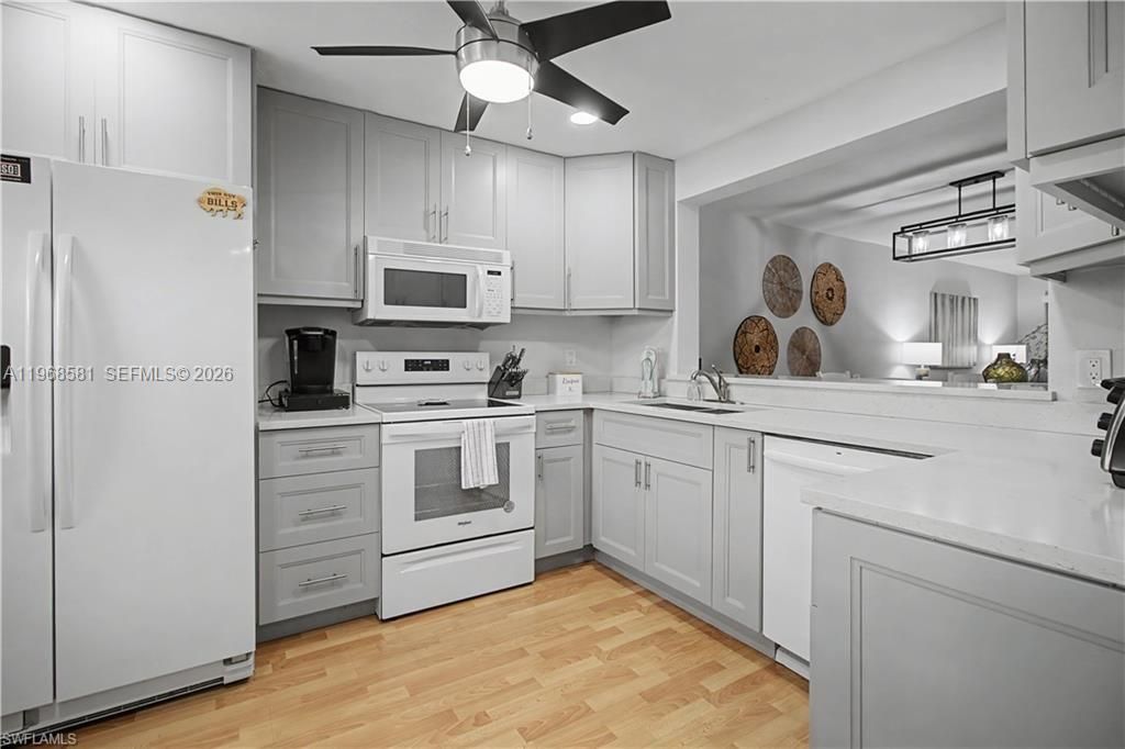 На продажу: $259,900 (2 спален, 2 ванн, 1300 Квадратных фут)