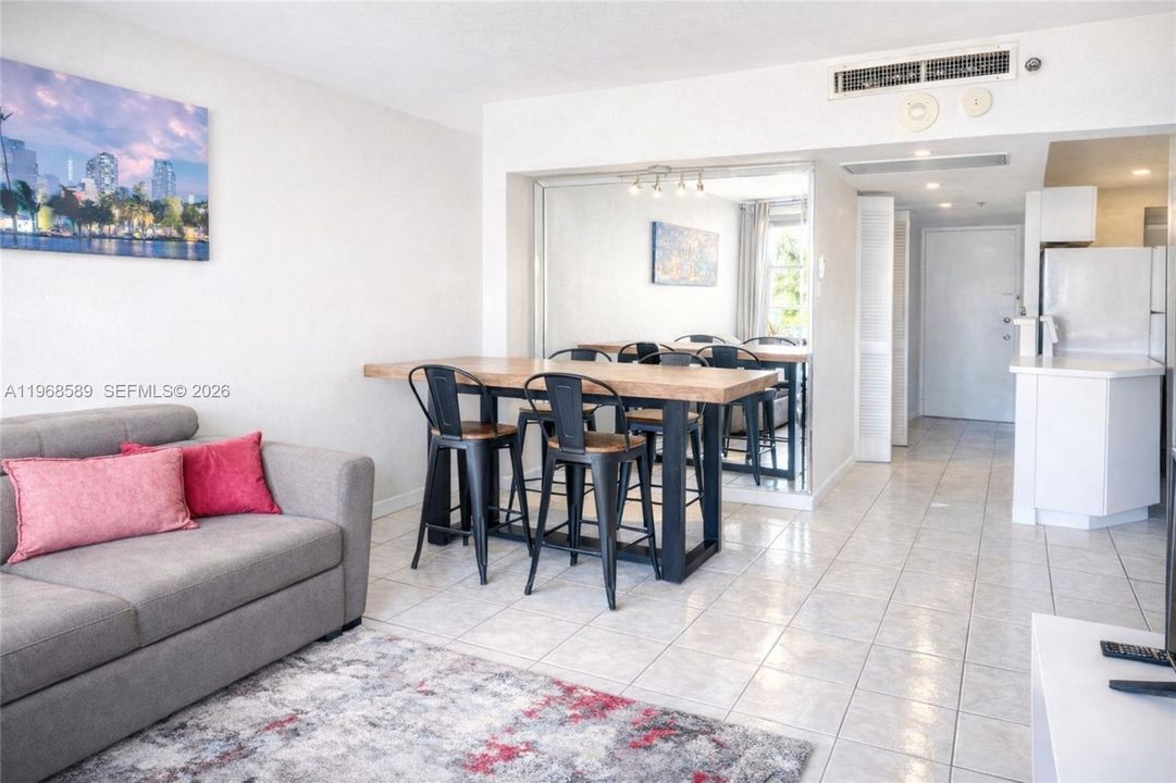 For Sale: $389,000 (1 beds, 1 baths, 570 Square Feet)