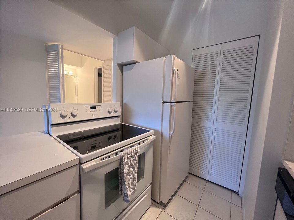 For Sale: $389,000 (1 beds, 1 baths, 570 Square Feet)