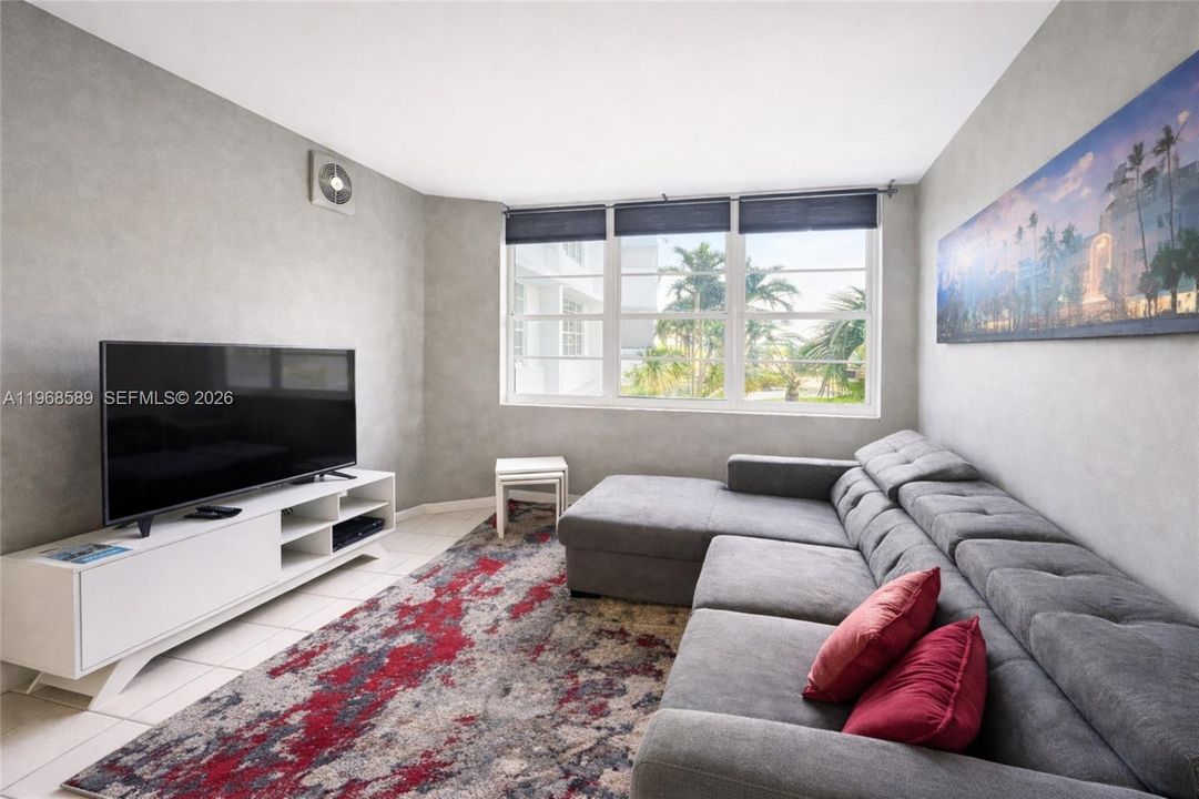 For Sale: $389,000 (1 beds, 1 baths, 570 Square Feet)