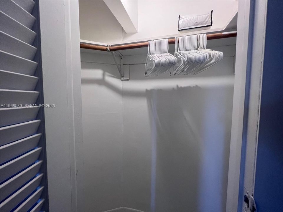For Sale: $389,000 (1 beds, 1 baths, 570 Square Feet)