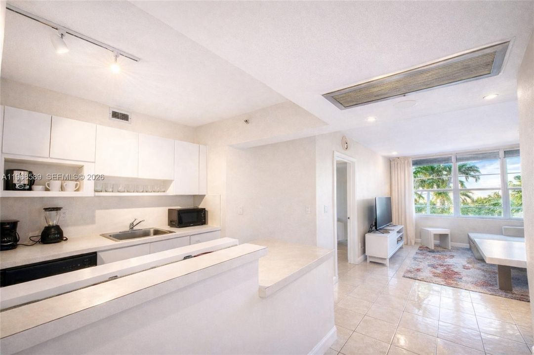 For Sale: $389,000 (1 beds, 1 baths, 570 Square Feet)