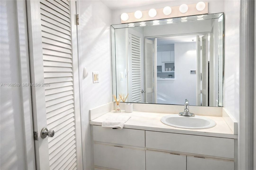 For Sale: $389,000 (1 beds, 1 baths, 570 Square Feet)
