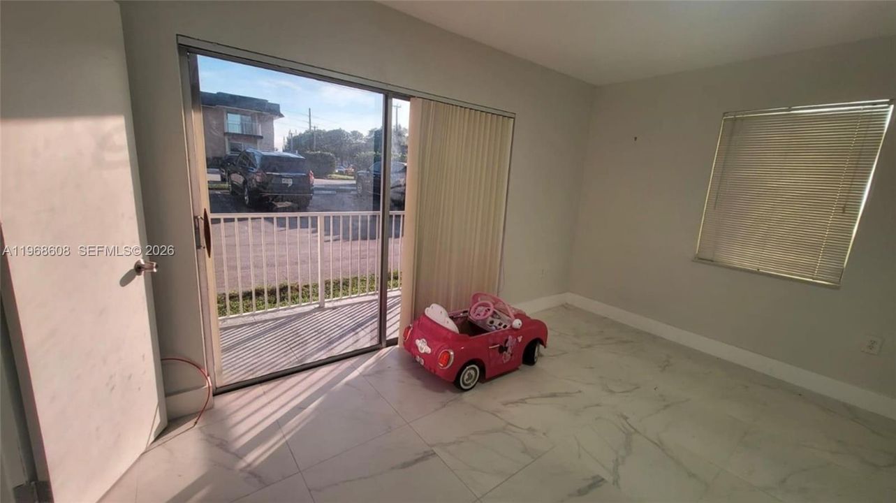 Под контрактом: $260,000 (2 спален, 1 ванн, 828 Квадратных фут)