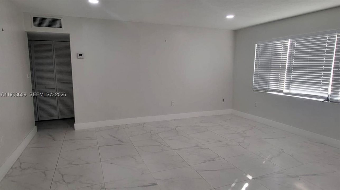 Под контрактом: $260,000 (2 спален, 1 ванн, 828 Квадратных фут)