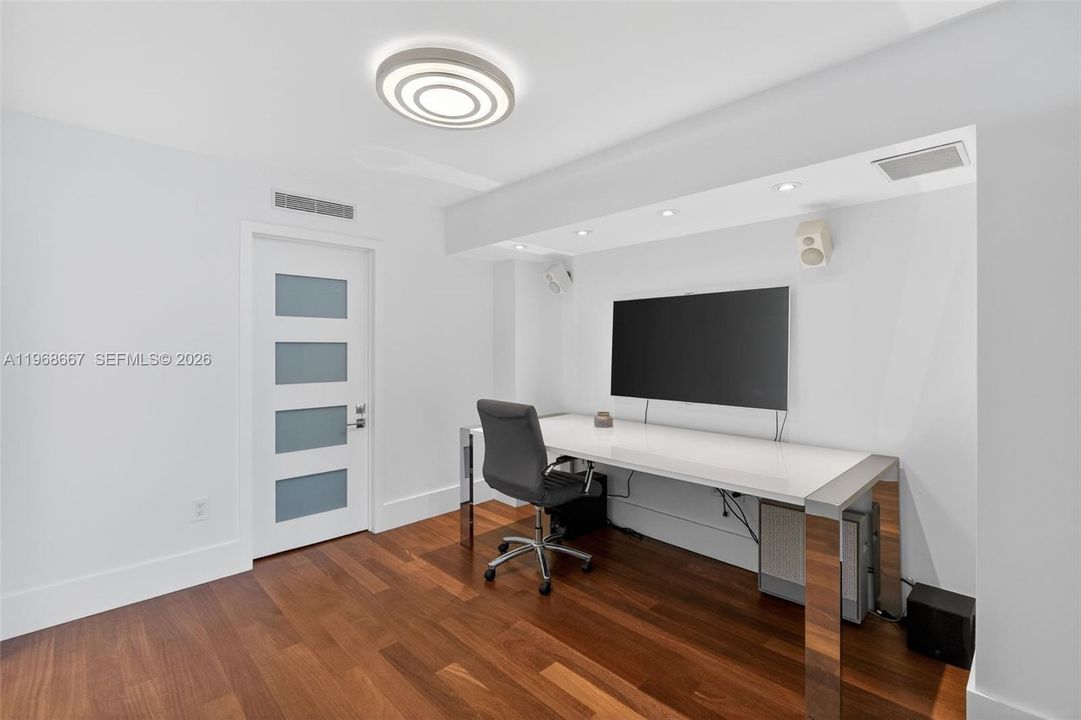 На продажу: $3,874,000 (3 спален, 3 ванн, 3711 Квадратных фут)