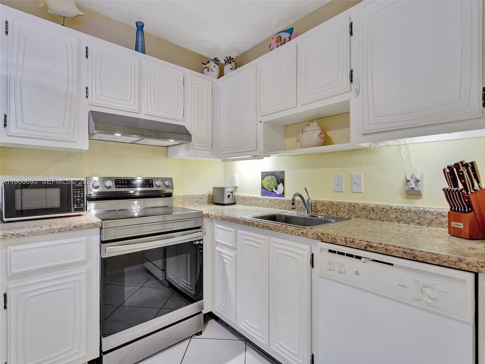 Active With Contract: $100,000 (2 beds, 2 baths, 865 Square Feet)