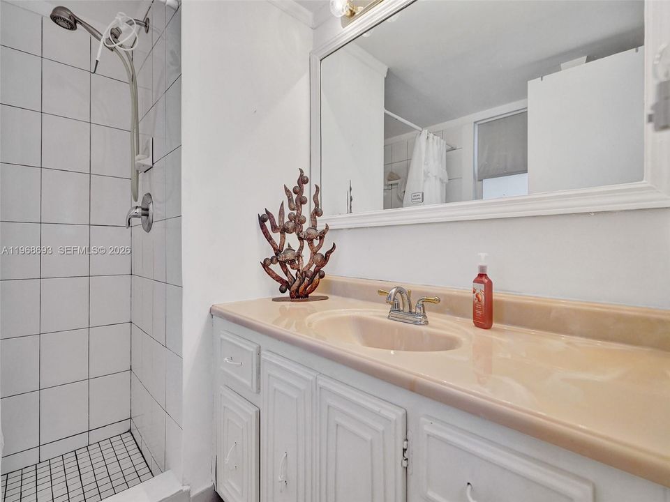 Active With Contract: $100,000 (2 beds, 2 baths, 865 Square Feet)