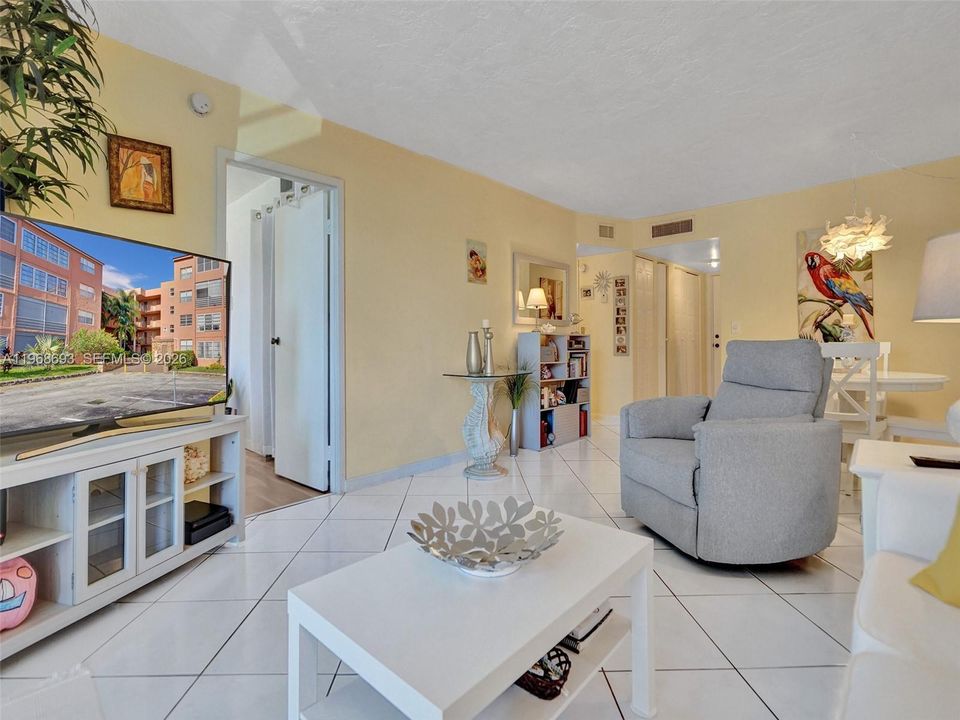 Active With Contract: $100,000 (2 beds, 2 baths, 865 Square Feet)