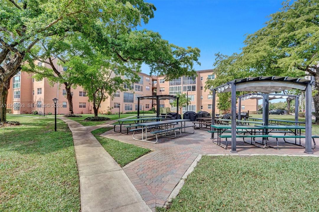 Active With Contract: $100,000 (2 beds, 2 baths, 865 Square Feet)
