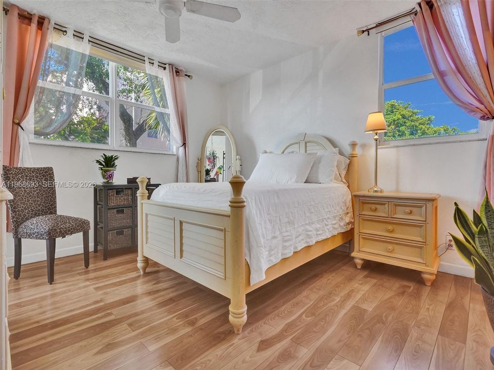 Active With Contract: $100,000 (2 beds, 2 baths, 865 Square Feet)