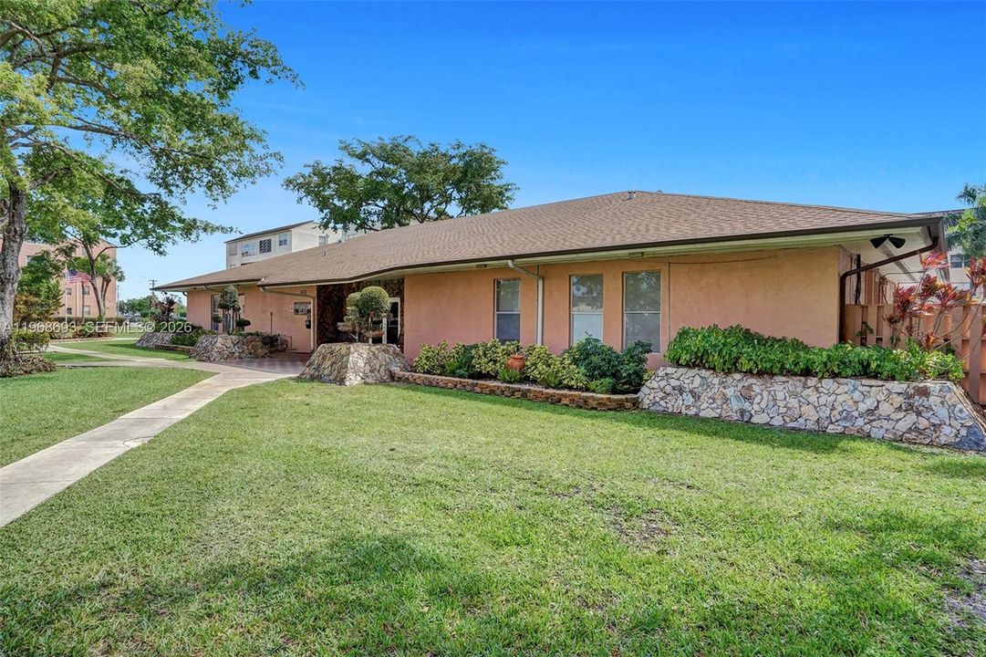 Active With Contract: $100,000 (2 beds, 2 baths, 865 Square Feet)