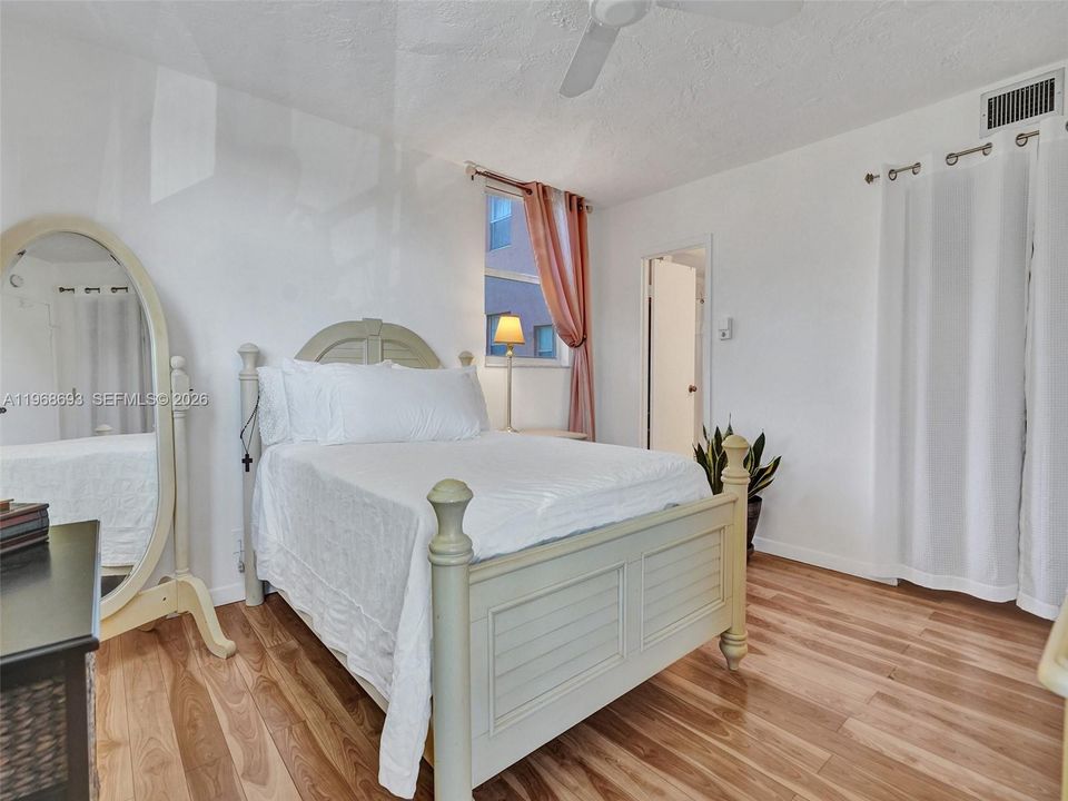 Active With Contract: $100,000 (2 beds, 2 baths, 865 Square Feet)