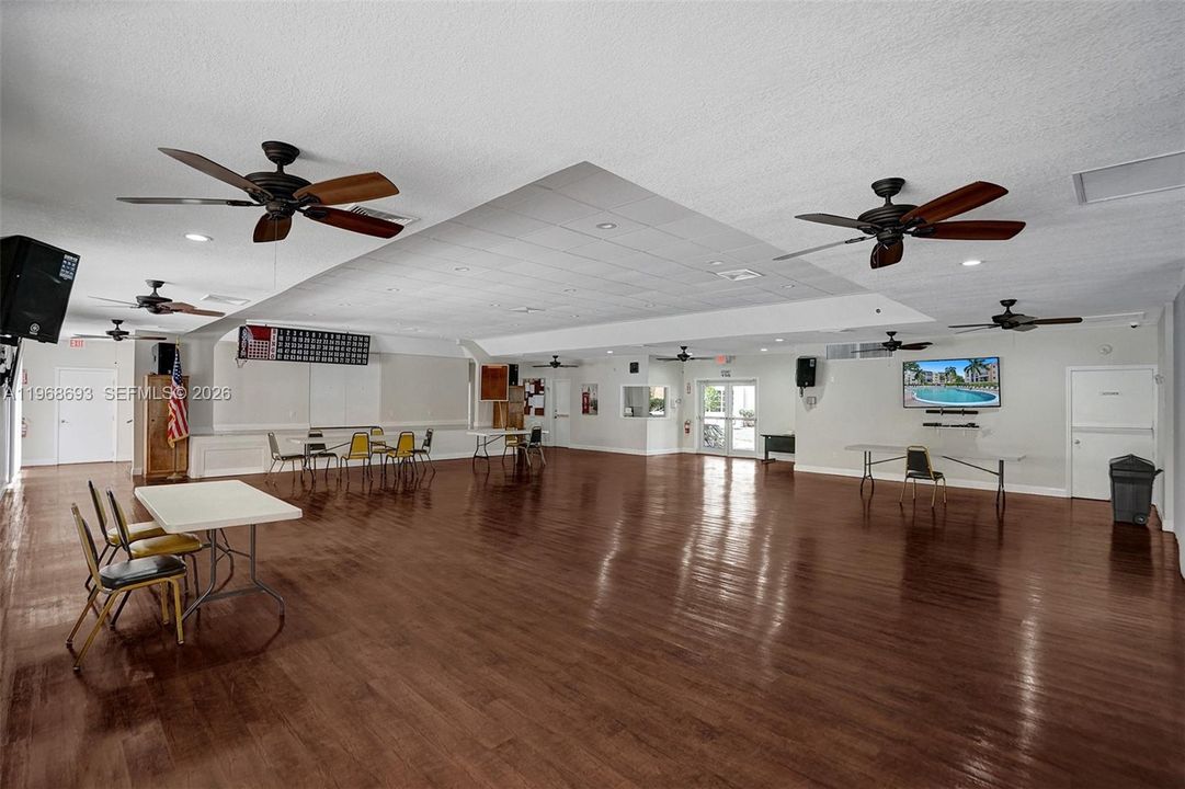 Active With Contract: $100,000 (2 beds, 2 baths, 865 Square Feet)