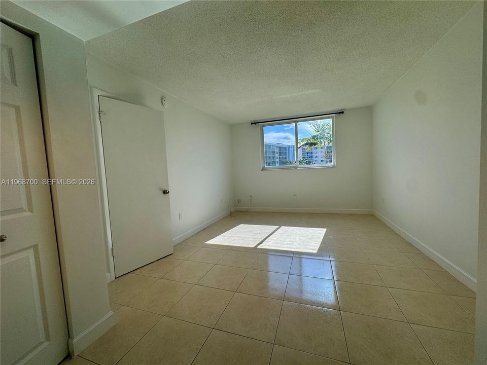 For Sale: $189,000 (1 beds, 1 baths, 768 Square Feet)