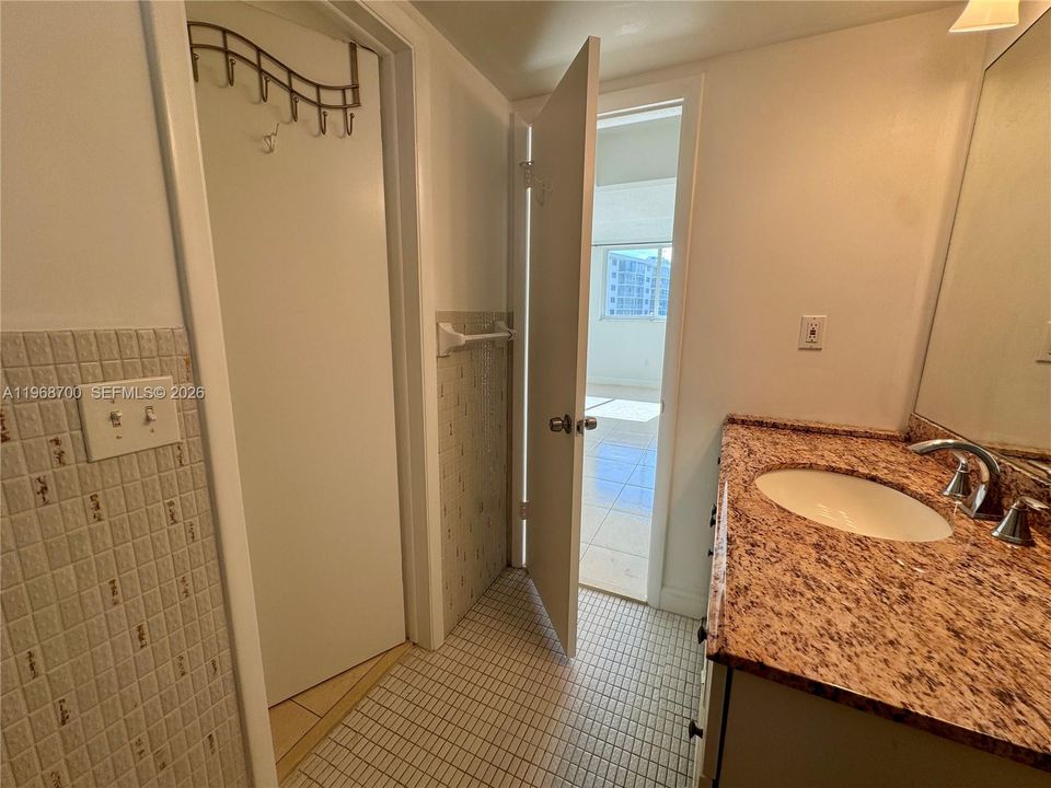 For Sale: $189,000 (1 beds, 1 baths, 768 Square Feet)