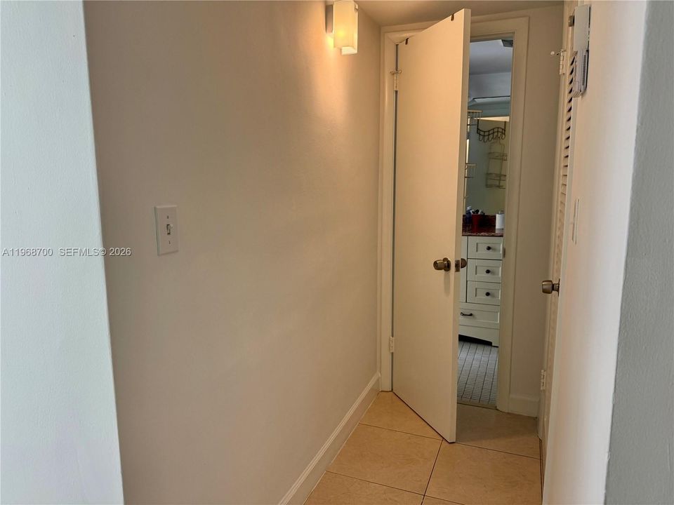 For Sale: $189,000 (1 beds, 1 baths, 768 Square Feet)