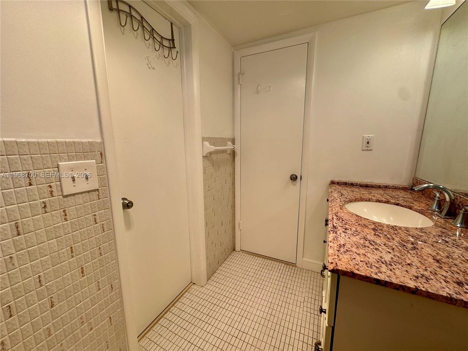 For Sale: $189,000 (1 beds, 1 baths, 768 Square Feet)
