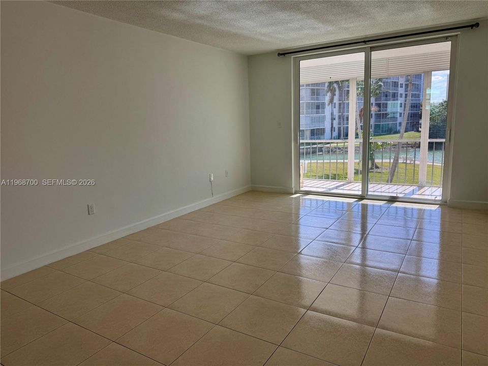 For Sale: $189,000 (1 beds, 1 baths, 768 Square Feet)