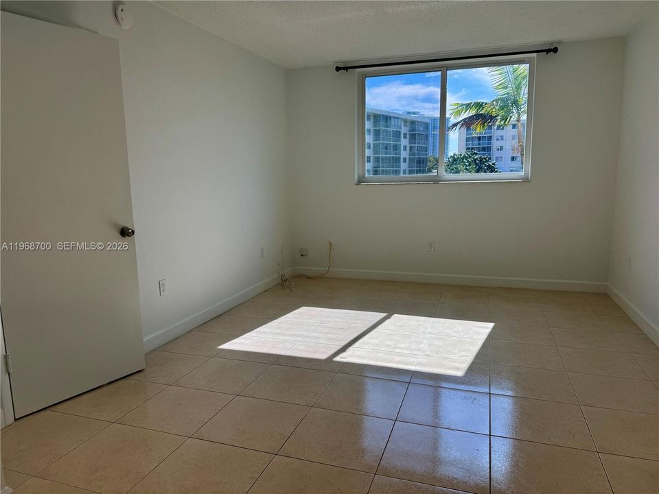 For Sale: $189,000 (1 beds, 1 baths, 768 Square Feet)