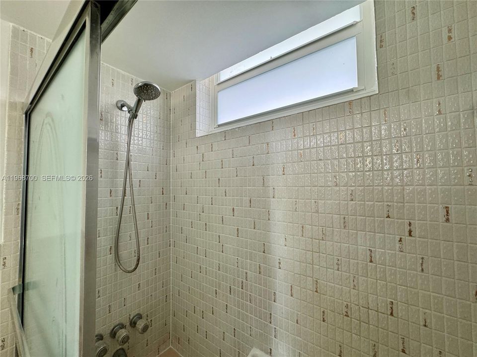 For Sale: $189,000 (1 beds, 1 baths, 768 Square Feet)