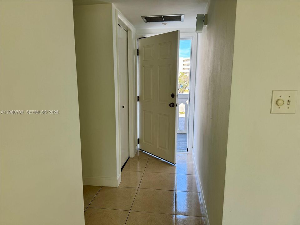 For Sale: $189,000 (1 beds, 1 baths, 768 Square Feet)