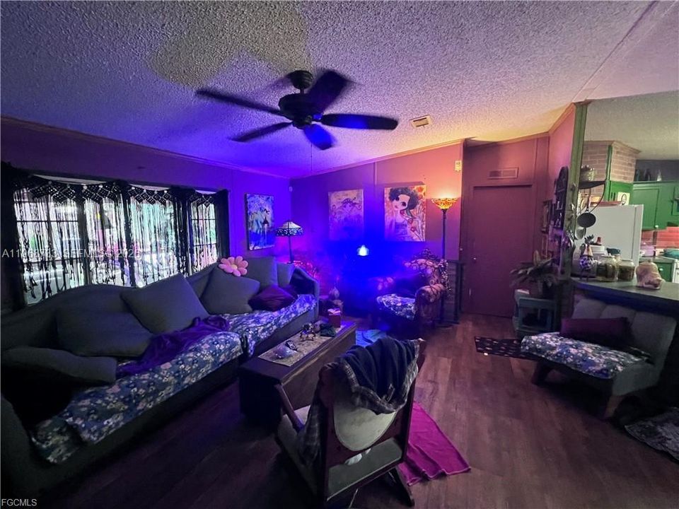 На продажу: $299,999 (3 спален, 2 ванн, 1404 Квадратных фут)