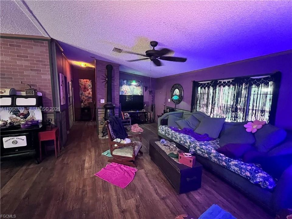На продажу: $299,999 (3 спален, 2 ванн, 1404 Квадратных фут)