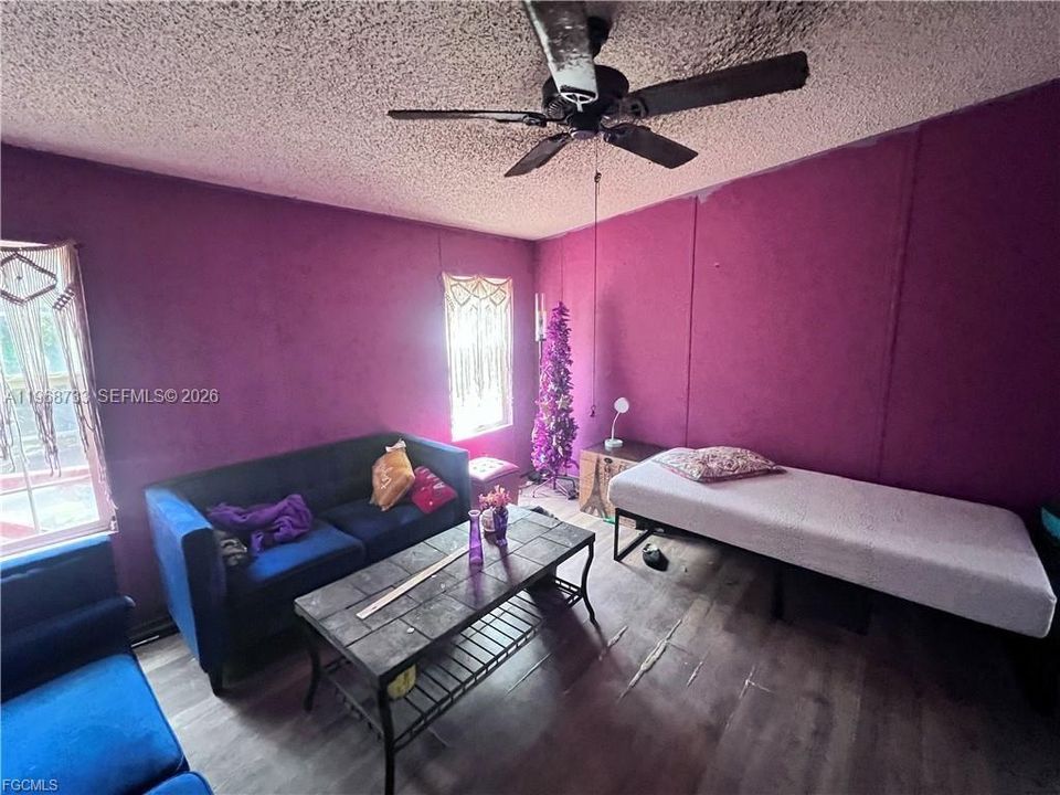 На продажу: $299,999 (3 спален, 2 ванн, 1404 Квадратных фут)