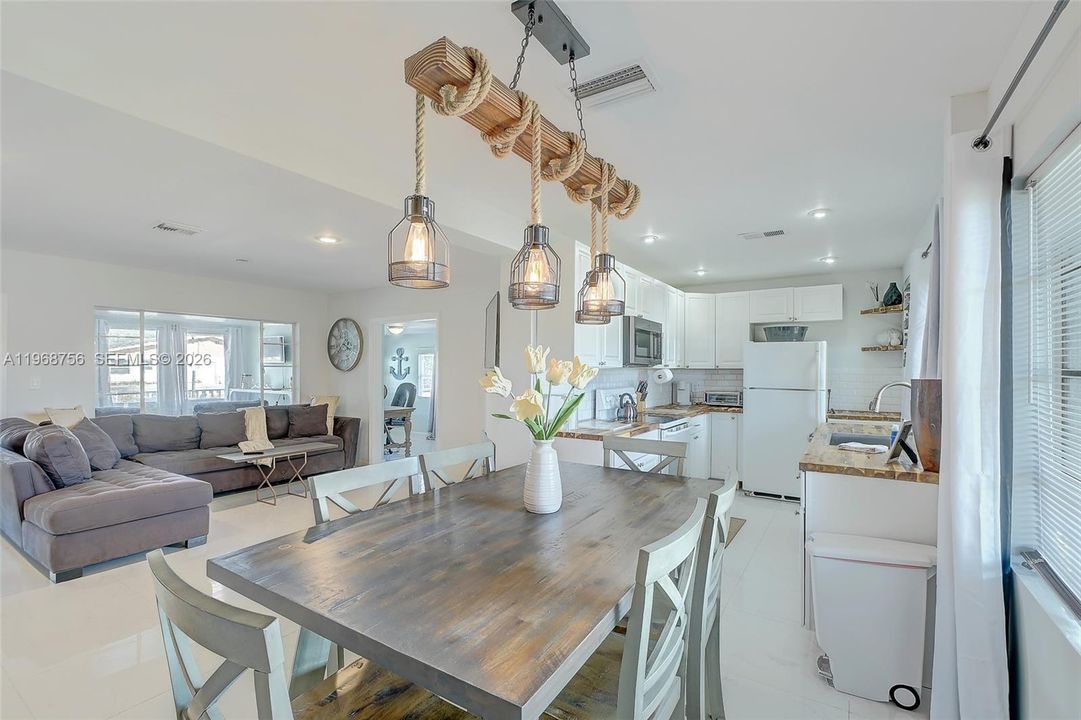 For Sale: $315,000 (3 beds, 2 baths, 1053 Square Feet)