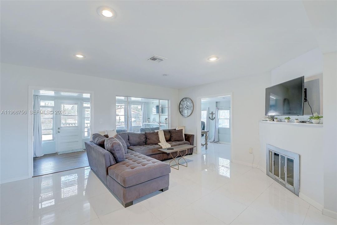 For Sale: $315,000 (3 beds, 2 baths, 1053 Square Feet)