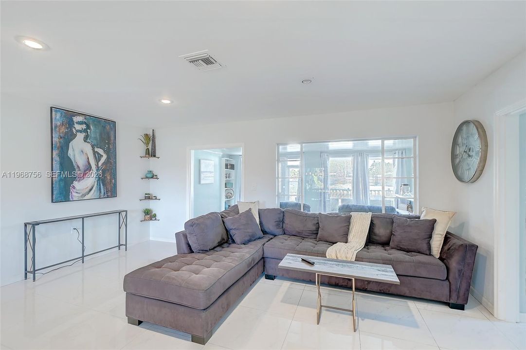 For Sale: $315,000 (3 beds, 2 baths, 1053 Square Feet)