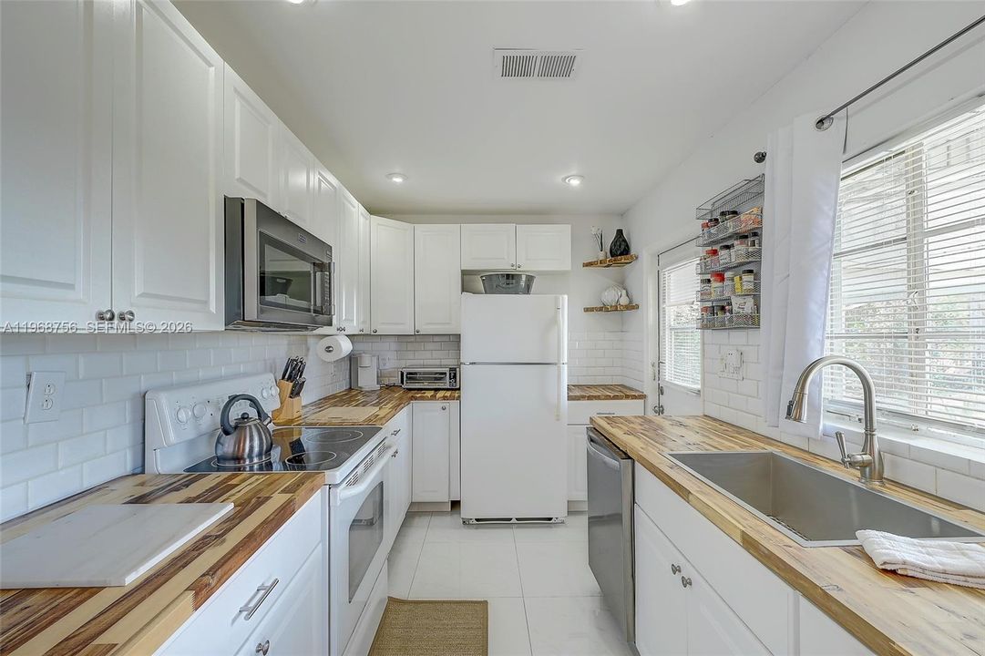 For Sale: $315,000 (3 beds, 2 baths, 1053 Square Feet)